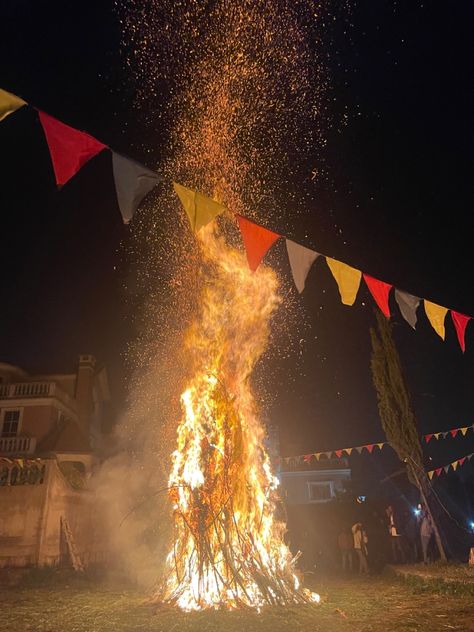 Ethiopian Meskel Holiday, Meskel Celebration Ethiopia, Meskel Ethiopian, Eritrean Aesthetic, Ethiopia Aesthetic, Ethiopian Aesthetic, Ethiopia Travel, Fire Aesthetic, Church Aesthetic