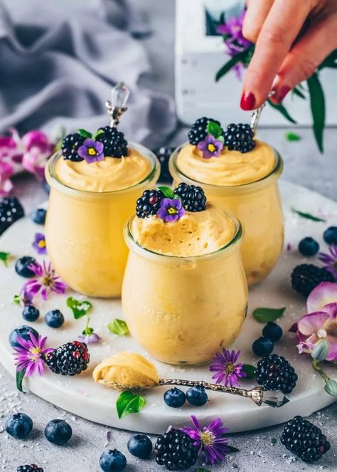 Dairy Free Custard, Cream Desserts Recipes, Tiramisu Trifle, Mango Desserts, Mousse Dolce, Dessert Mousse, Desserts In A Glass, Resipi Kek, Resep Smoothie