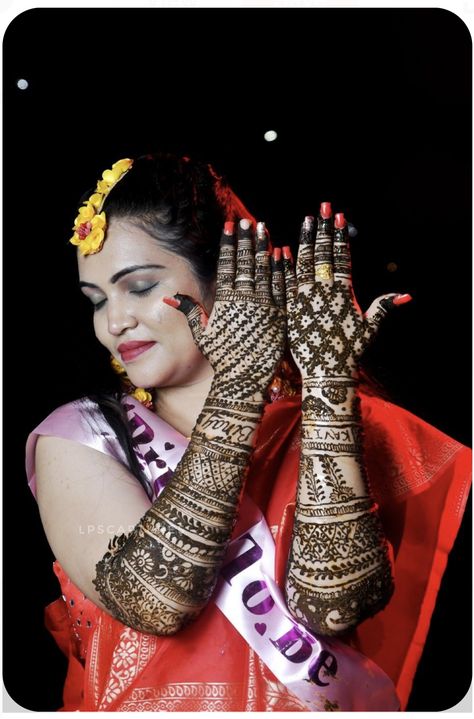 Mehandi Pose Photo, Mehandi Bride Photography, Mehandi Close Up, Mehndi Dulhan Poses, Mehndi Closeup Photo, Mehandi Dulhan Pose, Bride Mehendi Photoshoot Poses, Mehdi Photoshoot Poses, Bridal Mehndi Shoot