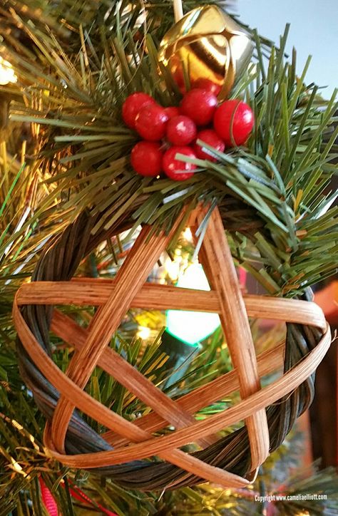 Basket Weaving Christmas Ornaments, Woven Ornaments, Christmas Tree In Basket, Homemade Christmas Crafts, Diy Christmas Snowflakes, Making Baskets, Basket Weaving Patterns, Basket Making, Weaving Ideas