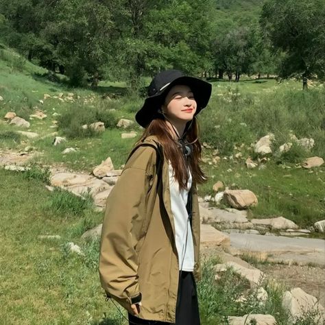 Don't Reup||Save=Follow Korean Camping Outfit, Korean Hiking Outfit, Aesthetic Camping Outfits, Camping Outfits Aesthetic, Ootd Camping, Ootd Hiking, Hiking Date Outfit, Camping Aesthetic Outfits, Hiking Pose