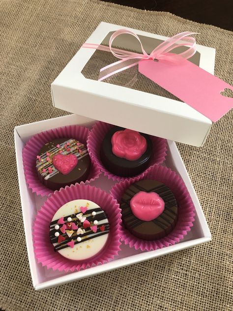 Chocolate Covered Oreo Boxes, Chocolate Covered Oreos Packaging, Oreo Valentine Ideas, Oreo Valentines, Valentine Oreos, Valentine Chocolate Covered Strawberries, Chocolate Covered Strawberries Bouquet, Cake Pop Decorating, Chocolate Dipped Oreos