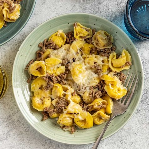 This quick and easy beef tortellini recipe combines ground beef, Montreal steak seasoning and a melty Italian cheese topping for a one-pot meal to please all palates. Beef Tortellini, Southwestern Chicken Soup, Skillet Lasagna Recipe, Chicken Caesar Salad Recipe, Skillet Dinner Recipes, Cheese Sauce For Pasta, Tortellini Recipes, Skillet Dishes, Caesar Salad Recipe