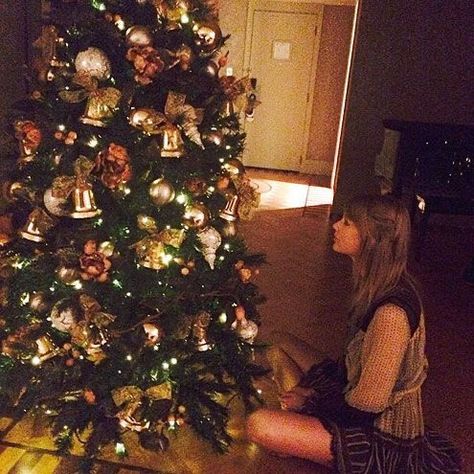 Taylor Swift Christmas, Estilo Taylor Swift, Taylor Swift Cute, Taylor Swift Outfits, Warm Christmas, Christmas Icons, Taylor Swift Wallpaper, Christmas Tree Farm, Taylor Swift Fan