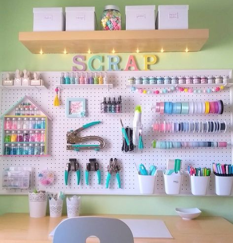 Craft Wall Storage Ideas, Craft Shed Organization, Craft Nook, Office Craft Room Combo, Craft Room Organisation, Sewing Room Inspiration, Small Craft Rooms, Room Organisation, Craft Shed