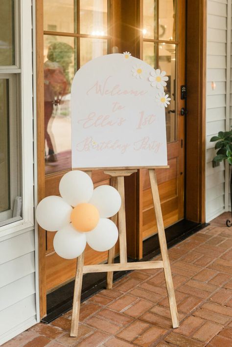 Daisy Party Centerpiece, Daisies Theme Party Ideas, Daisy One Birthday, Daisy First Birthday Theme Backdrop, Daisy Bday Party, Daisy Bridal Shower Ideas, Daisy Flower Birthday Party Ideas, Daisy Party Ideas, Daisy Boho Birthday