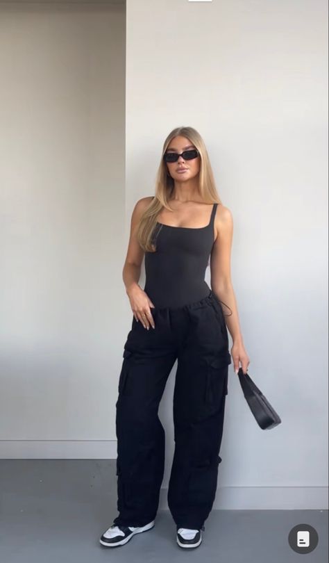 Cargo And Bodysuit Outfit, Style Black Bodysuit, Black Cargo Pant Outfit, Black Cargo Outfits Women, Black Cargo Outfits, Black Cargo Outfit, Cargo Outfits Women, Bodysuit Outfit Ideas, Jess Hunt