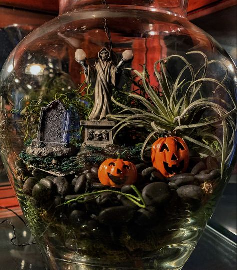 Diy Halloween Terrarium, Coffin Terrarium Ideas, Haunted Terrarium, Gothic Terrarium, Mini Cemetery, Cemetery Terrarium, Spooky Terrarium, Graveyard Terrarium, Miniature Graveyard