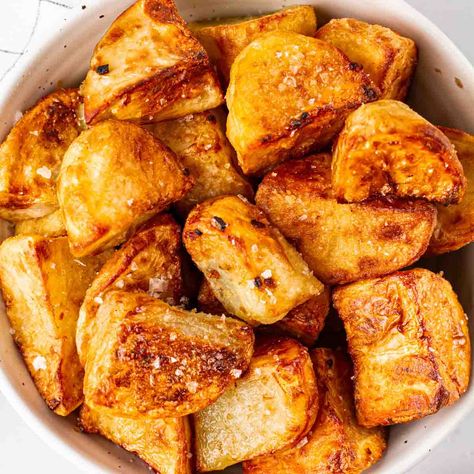 Air Fryer Roast Potatoes {Easiest Ever Recipe!} Air Fryer Roast Potatoes, Gallbladder Recipes, Air Fryer Chicken Breasts, Bacon Side Dishes, Making Roast Potatoes, Taming Twins, Air Fryer Roast, Air Fryer Chicken Breast, Air Fryer Baked Potato