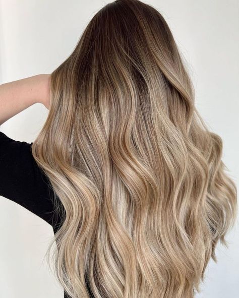 Dramatic Dark Blonde Balayage with Root Melt Tmavý Blond, Dark Blonde Hair Color Ideas, Dark Blonde Balayage, Brunette With Blonde Highlights, Dark Blonde Highlights, Caramel Blonde Hair, Dark Blonde Hair Color, Hair Adviser, Caramel Blonde