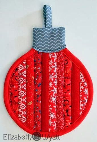 This Ornament Hot Pad is a Quick Project - Quilting Digest Syprosjekter For Nybegynnere, Hot Pads Tutorial, Christmas Quilting Projects, Sewing Christmas Gifts, Christmas Sewing Projects, Mug Rug Patterns, Quilted Ornaments, Quilted Christmas Ornaments, Holiday Quilts