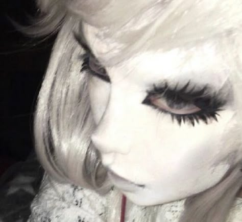 Vampire Bride, Alt Makeup, Cool Makeup Looks, Interesting Images, Being Creative, Goth Makeup, Arte Inspo, Looks Chic, Laura Lee