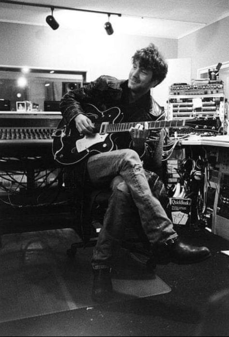 Soundgarden's Ben Shepherd during the recording of Mark Lanegan's Field Songs circa 2000/2001. Ben co-wrote with Mark and played acoustic guitar, electric guitar, lapsteel, bass, piano and sang on the album. Field Songs was released in May 2001.
📷 Unknown 

The Grunge Diaries  #benshepherd #Soundgarden #90sseattlemusic #hardrockmusic #heavymetalmusic #90srockmusic Ben Shepherd, Mark Lanegan, Hard Rock Music, 90s Rock, Lap Steel, Guitar Electric, Made My Day, Heavy Metal Music, Precious Gems