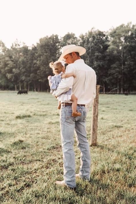 Ranch Family Aesthetic, Farm Family Aesthetic, Southern Family Aesthetic, Western Family Pictures With Kids, Country Mom Aesthetic, Country Family Aesthetic, Dream Life Aesthetic Family, Country Family Pictures, Country Daughter