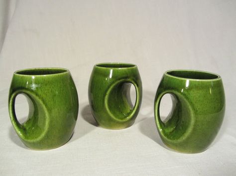 Holkham Owl Eye Mugs - this 60s pottery is so beautiful & unusual. They were made in a range of lovely earthy colours! Oddly Shaped Mugs, Cool Clay Mugs, Unique Pottery Ideas Inspiration, 60s Pottery, Weird Mugs, Weird Pottery, Funky Pottery, Unique Mugs, Earthy Colours