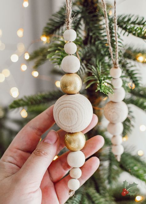 Christmas Crafts Wooden Beads, Craft With Wooden Beads, Diy Easter Tree Decorations, Wooden Beads Crafts Diy, Diy Simple Ornaments, Wooden Bead Decorations, Adult Christmas Ornaments Diy, Wooden Beads Christmas Decor, Advent Ornaments Diy