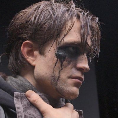 annika on Twitter: "incredibly important content… " Batman Eyeliner, Robert Pattinson Batman, Batman Makeup, Pattinson Batman, Batman 2022, Hair Test, The Bat Man, Mr Darcy, Im Batman