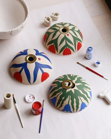 Painting Ideas On Clay, Lampshade Painting Ideas, Ceramics Glazing Ideas, Ceramic Presents, Aesthetic Ceramics, Painted Lampshade, Ceramic Lampshade, Amazing Pottery, Luminaria Diy