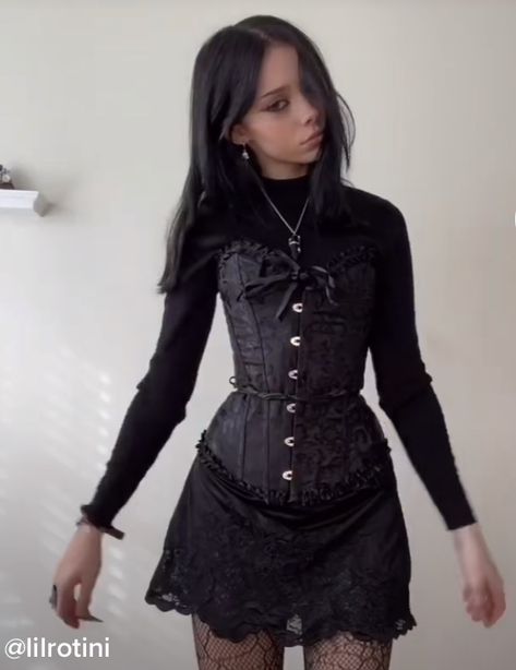 Corset With Gloves Outfit, How To Wear Corset Outfit, Black Corset Outfit Goth, Gothic Corset Outfits, Corset Outfit Goth, Corset Gothic Outfit, Feminine Aesthetic Outfits, Corset Fashion Outfits, Corset Outfits