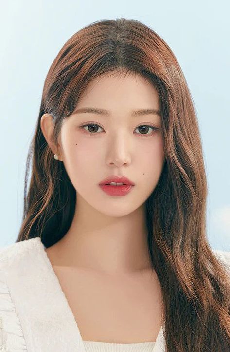 IVE UPDATE, [Apr 7, 2024 at 8:56 PM] [📸] #WONYOUNG for Hapa Kristin  🐰 // @IVEUPDATES Wonyoung Face, Hapa Kristin, Monochrome Makeup, Korean Makeup Look, Ombre Effect, Korean Hairstyle, Korean Makeup, Korean Beauty, Beauty Trends