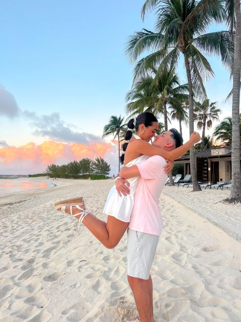 Aesthetic Romantic Couple, Couple Beach Poses, Romantic Beach Couple, Pics W Friends, Summer Couple Pictures, Beach Couple Poses, Beach Vacation Pictures, Sunset Beach Pictures, Couples Beach Photography