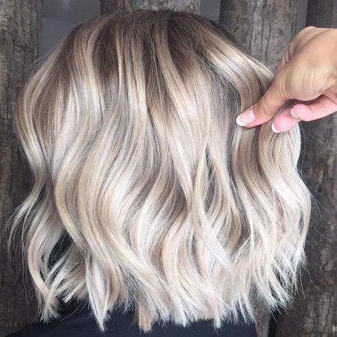 Fall is here and the weather is getting cooler which means it is time to change our summer hair for something a little more appropriate for fall. This... Fall Bob, Bob Cuts, Blonde Bob Hairstyles, Medium Bob Hairstyles, Icy Blonde, Blonde Hair Looks, Bob Haircuts For Women, Penteado Cabelo Curto, Blonde Bobs