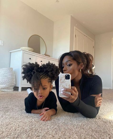 Mommy Daughter Pictures, Black Motherhood, Mommy And Baby Pictures, Mommy Moments, Moms Goals, Future Mommy, Mommy Goals, Baby Momma, Pelo Afro