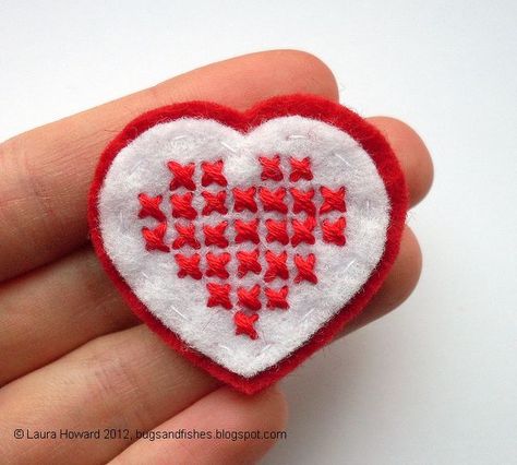 Bugs and Fishes by Lupin: How To: Cross Stitch Heart Brooch Bros Flanel, Valentine Projects, Felt Heart, Cross Stitch Heart, Felt Brooch, Diy Cross Stitch, Heart Brooch, Needle Work, Free Cross Stitch