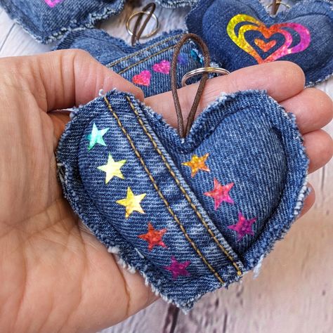 upcycled-heart-shape-keyring-with-holographic-stars-in-palm-of-hand Denim Keychain Diy, Denim Key Fob Diy, Denim Keyring, Sewn Key Ring, Denim Hearts, Christmas Fabric Crafts, Recycled Clothes, Ideas Cumpleaños, Rainbow Hearts