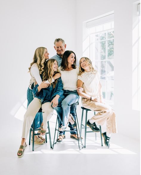 Seems like the perfect day to share this cozy indoor family shoot! ❄️ Even though it feels too soon, indoor shoots are the perfect alternative if you put off your outdoor family photos! 🤟🏼 #utahcountyphotographer #utahfamilyphotographer #lifeofaphotographer #indoorfamilyphotography #indoorphotoshoot #indoorphotography #lifestylefamilyphotography #photographytips Multi Generation Family Photoshoot Ideas, Large Family In Home Photoshoot, Family Picture Poses Indoor, Extended Family Indoor Photoshoot, Family Photos Inside Home, Indoor Extended Family Photos, Kitchen Family Photoshoot, At Home Photoshoot Ideas Family, 3 Person Family Photos