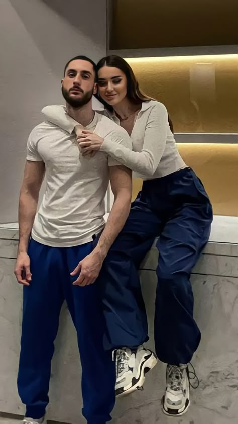 Matching Fits Couples Classy, White Heels Outfit Casual, Matching Outfit Ideas For Couples, Couple Outfit Ideas Matching, Casual Couple Poses, Couple Outfits Matching Casual, Couple Goal Outfits, Matching Couple Outfits Casual, Couple Photoshoot Outfits