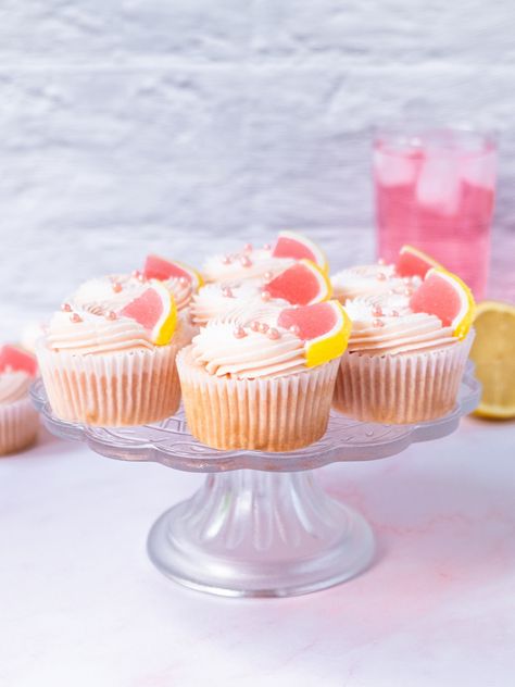 Pink Lemonade Cupcakes - perfect for summer! - Creme de Lacombe Citrus Cupcake Decoration, Pink Lemonade Desserts, Picnic Themed Cupcakes, Fun Cupcake Flavors, Waxmelts Ideas, Citrus Cupcakes, Lemon Flavored Cupcakes, Pink Lemonade Frosting, Wilton Piping Tips