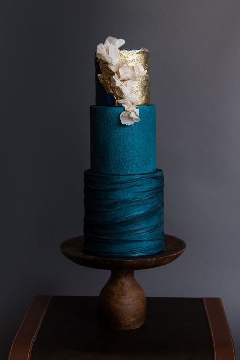 Dark Wedding Cake, Decorated Desserts, Romantic Wedding Cake, Amazing Wedding Cakes, Dark Wedding, Oreo Dessert, Cake Trends, Gold Wedding Cake, Cool Wedding Cakes