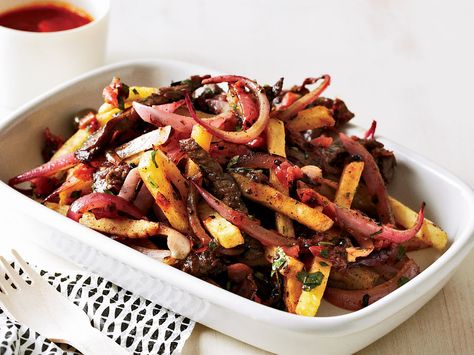 Peruvian Steak and Potato Stir-Fry Peruvian Steak, Steak And Fries, Peruvian Dishes, Lomo Saltado, Peruvian Recipes, Skirt Steak, Stir Fry Recipes, Classic Dishes, Fried Food