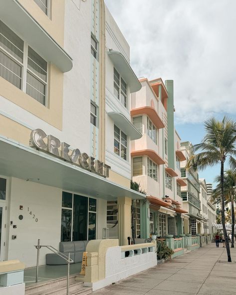 A little appreciation for all the perfectly pastel art deco buildings in Miami Beach 💕 Pastel Art Deco, Miami Design District Aesthetic, Art Deco Miami, Miami Buildings Architecture, Art Deco Architecture Miami, Miami Architecture, Miami Art Deco, Miami Art, Art Deco Buildings