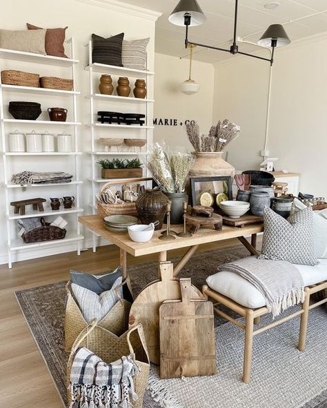 Home Decor Display Retail, Home Decor Retail Store, Home Store Ideas, Aesthetic Stores Interior, Home Decor Store Interior, Thrift Decor, Merchandising Ideas, Showroom Decor, Retail Store Interior Design