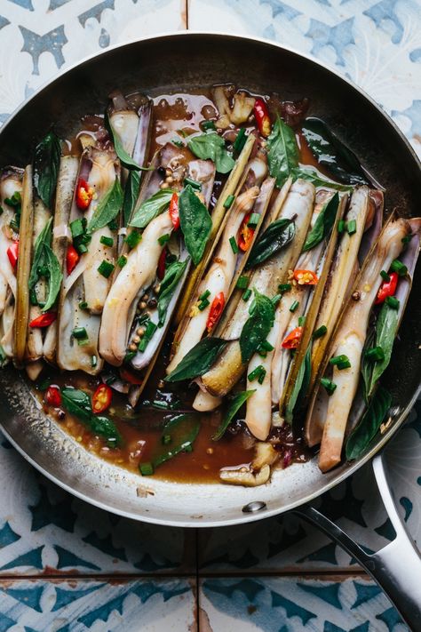 Vietnamese Fine Dining, Razor Clam Recipes, Razor Clams Recipe, Tamarind Recipes, Clams Recipe, Coquille Saint Jacques, Clam Recipes, Vietnamese Cuisine, Vietnamese Food