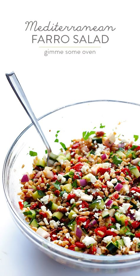 Mediterranean Farro Salad -- this simple dish is quick and easy to whip up, and full of the best flavors! | gimmesomeoven.com Faro Salad Recipes, Summer Farro Salad, Faro Recipe, Mediterranean Farro Salad Recipe, Faro Salad, Farro Salad Recipes, Farro Recipes, Desayuno Keto, Farro Salad