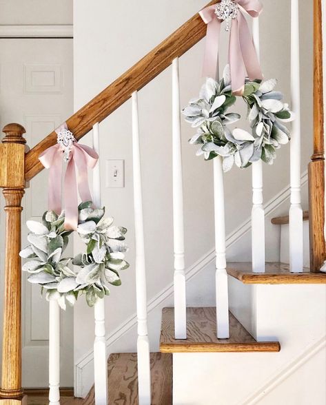 Pine Garland Christmas, Wedding Staircase, Christmas Banister, Staircase Decor Ideas, Christmas Staircase Decor, Christmas Stairs, Christmas Staircase, Diy Christmas Garland, Staircase Decor