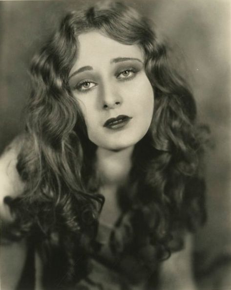 Dolores Costello, 1920s Hollywood, Stars D'hollywood, Old Portraits, Silent Film Stars, Portrait Vintage, Silent Movie, Vintage Makeup, Vintage Portraits