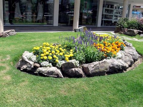 Large Flower Bed, Diy Flower Bed Ideas, Garden Decorations Diy, Backyard Flower Beds, Diy Flower Bed, Diy Garden Decorations, Stone Flower Beds, Front Yard Garden Ideas, Garden Front Of House