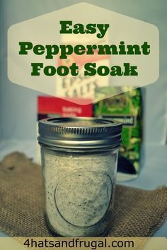 Easy peppermint foot soak - simple DIY gift Peppermint Foot Soak, Foot Soak Recipe, Diy Gifts In A Jar, Foot Soaks, Gifts In A Jar, Foot Scrub, Foot Soak, Diy Spa, Diy Holiday Gifts