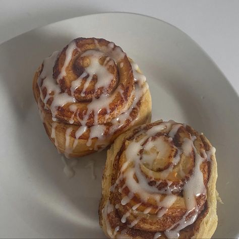 Cinnoman Rolls Aesthetic, Breakfast Pastries Aesthetic, Cute Low Calorie Food, Cinnabon Cinnamon Rolls Aesthetic, Cinnoman Roll, Low Calorie Cinnamon Roll, Aesthetic Cinnamon Roll, Cinnamon Rolls Dessert, Cinnamon Roll Aesthetic