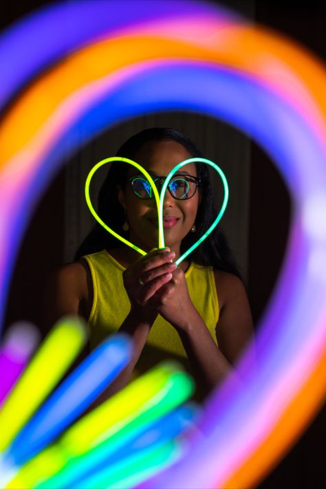 Artificial Light Photography Ideas, Glow Stick Photoshoot, Black Light Photoshoot Ideas, Glow Photoshoot, Lights Photoshoot, Glow Photography, Night Photography Portrait, Photoshooting Ideas, Portraits Outside