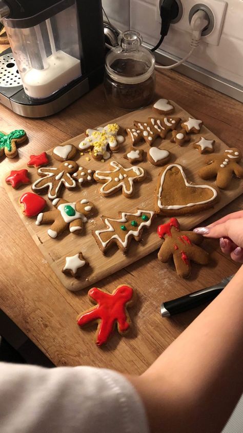 Gingerbread Man Christmas Tree, Man Christmas Tree, Gingerbread Man Christmas, Christmas Bucket, Christmas Dreaming, Tree Star, Star Snowflake, Christmas Tree Star, Cosy Christmas