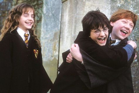 harry and ron hugging while hermione is laughing Harry Potter Kawaii, Popular Everything, Back To Hogwarts, Ed Wallpaper, Imprimibles Harry Potter, Glume Harry Potter, Harry Potter Wall, Jennifer Grey, Buku Harry Potter