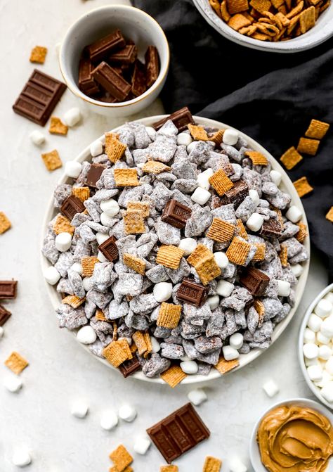 S'mores Puppy Chow {Muddy Buddies} - Two Peas & Their Pod Puppy Chow Ingredients, Puppy Chow Cookies, Chex Mix Recipes Original, Puppy Chow Christmas, Puppy Chow Chex Mix Recipe, Campfire Snacks, Two Peas And Their Pod, Puppy Chow Recipe, Chex Mix Puppy Chow