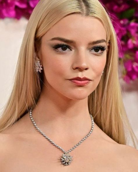 ATJ News | Fansite on Instagram: "Face card never declines! 💫✨ #AnyaTaylorJoy" Oscars Makeup, Anya Joy, Diorshow Mascara, Joy Taylor, Glow Balm, Dior Addict Lip Glow, Dior Addict Lip, Dior Forever, Celebrity Look Alike