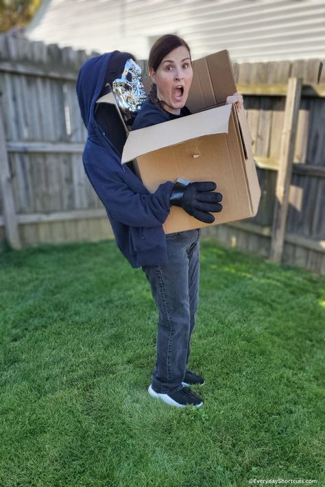 DIY Carry Me in a Box Costume - Everyday Shortcuts Last Minute Diy Costumes, Boxing Halloween Costume, Illusion Costumes, Diy Stairs Makeover, Halloween Costumes To Make, Box Costumes, Stairs Makeover, Costumes For Teens, Popular Crafts