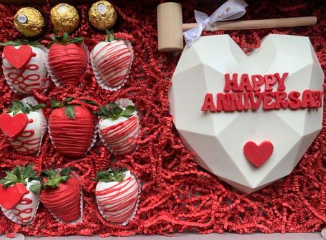 Anniversary Strawberry Ideas, Breakable Chocolate Heart Ideas Anniversary, Anniversary Breakable Heart, 1st Anniversary Cake, Breakable Chocolate Heart, Smash Heart, Breakable Hearts, Breakable Chocolate, Treat Business